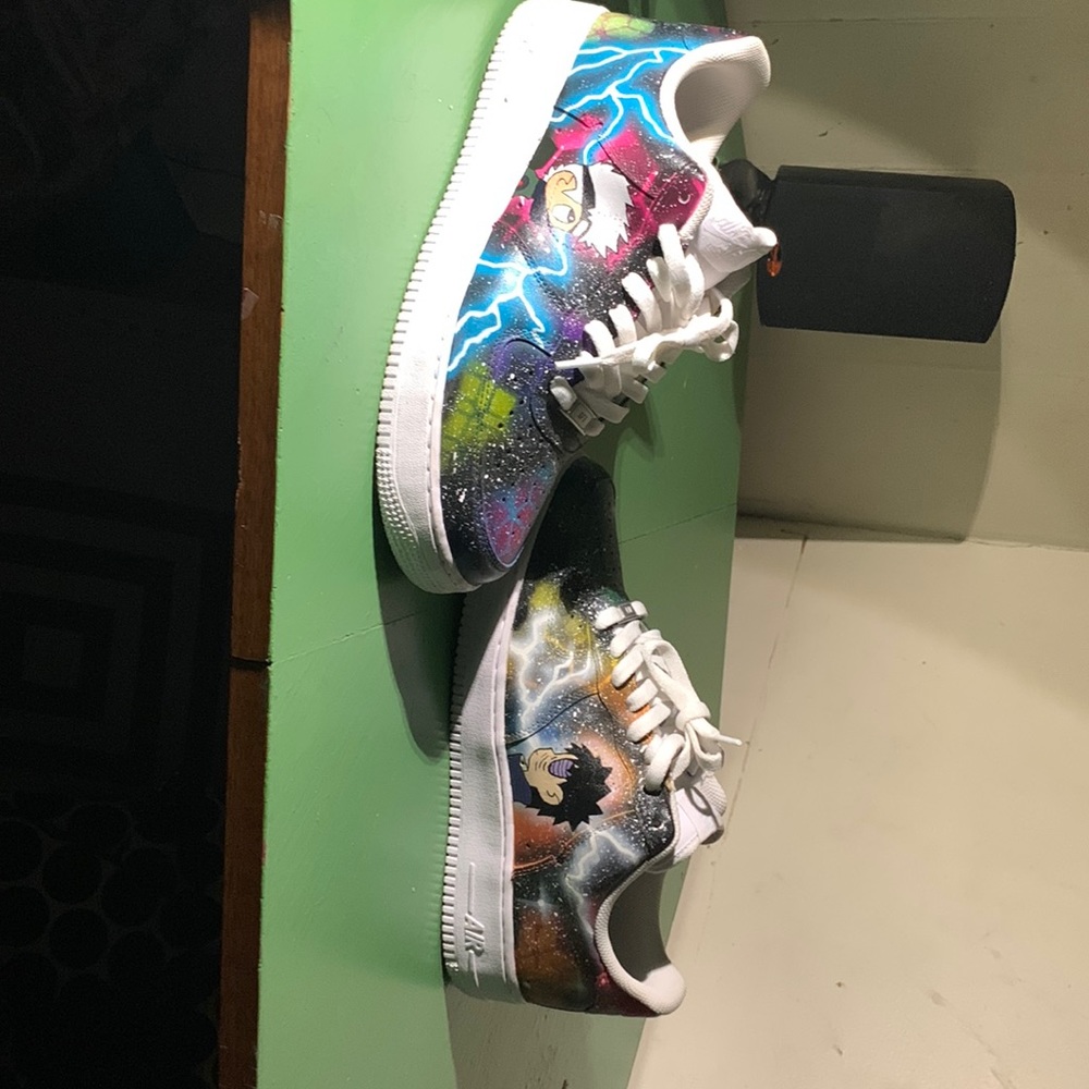 Anime custom shoe no creasing or wear. Has been worn twice